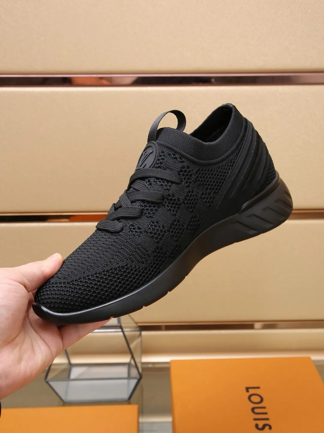 Men's shoes 💰P420💰"LOUI* VUITTO*" latest popular men's casual shoes ✔️This model is made of the original breathable fly woven fabric. The real thing is super shiny⚡️ Fashionable and versatile. The toe last shape is firm and full. The soles are LV original molds and can be put in and out at will. It is light and comfortable for the foot~Purely handmade, details determine the quality! Size:38-44